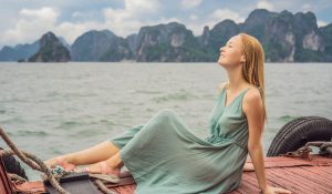 co-gai-tren-du-thuyen