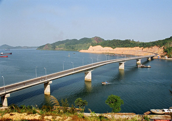 Đường dẫn vào cảng Vân Đồn