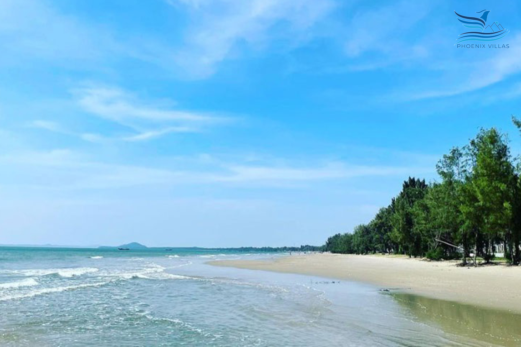 Bãi biển Trà Cổ là một trong những bãi biển đẹp ở Quảng Ninh vẫn giữ được nét hoang sơ, tự nhiên