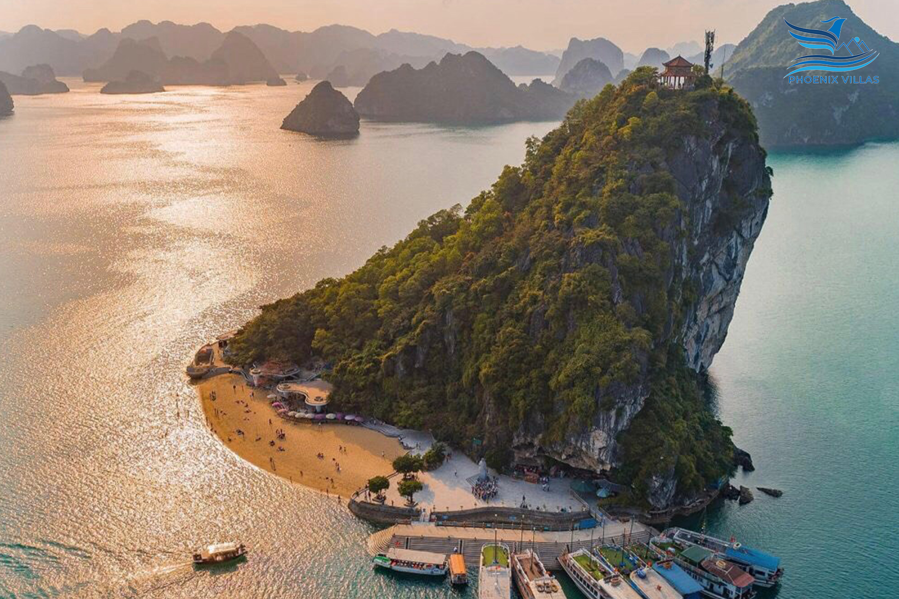 Bãi biển Ti Tốp độc đáo với hình vầng trăng ấn tượng